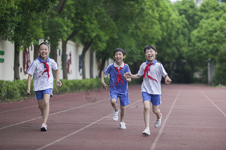 赢在起点男女同学在操场跑道上比赛跑步背景