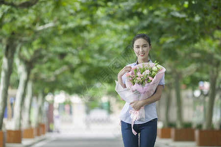 美丽女老师教师节女老师收到学生献的花背景