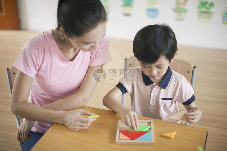 男同学和女老师在教室里一起玩积木图片