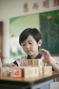 小学生在教室里玩积木图片