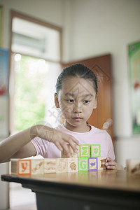 女同学在教室里玩积木图片