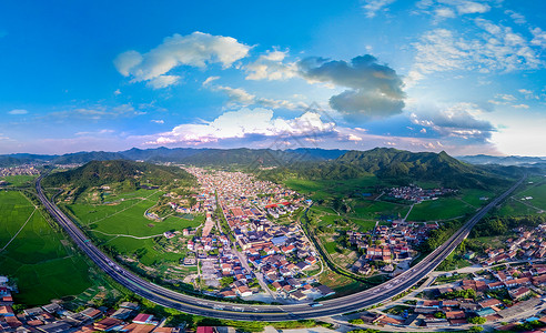 山俯瞰航拍高速公路穿过村镇背景