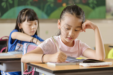 学生上课学习状态高清图片