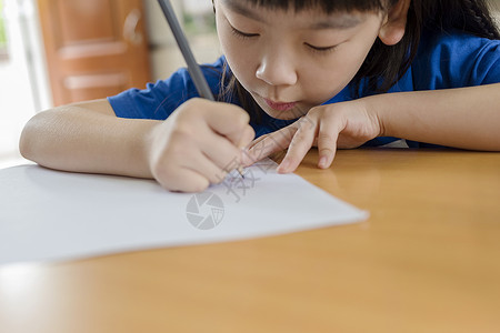 孩子画画、写作业知识高清图片素材
