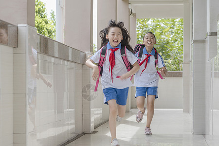 小姐妹上学同学两人上下学背景