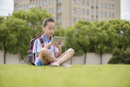 远程诊断小学生使用远程教育操场学习背景