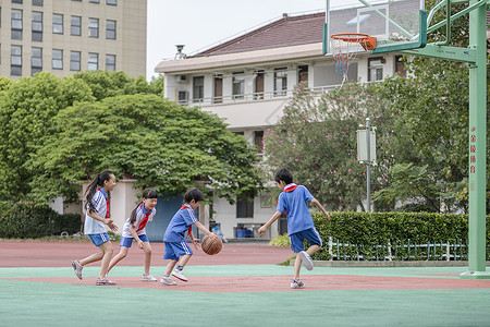 卡通篮球人物学生在操场上玩篮球背景