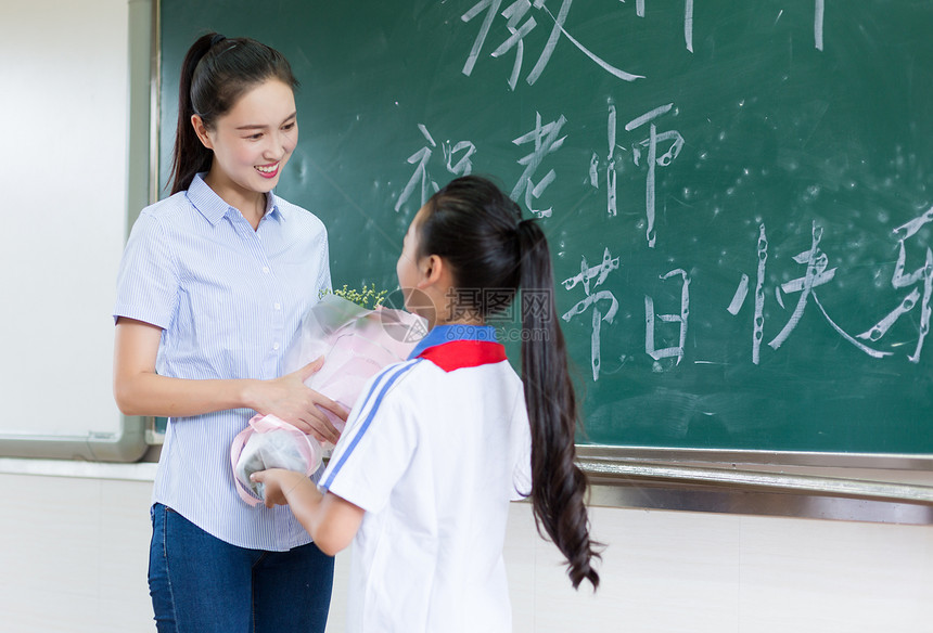 教师节同学们送花送礼物给老师图片