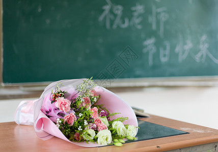 学生上讲台做题教师节教室书桌上的鲜花背景