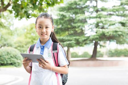 线上课程招生小学生用平板在线上课学习背景