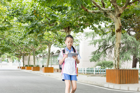 小学生用平板在线上课学习高清图片