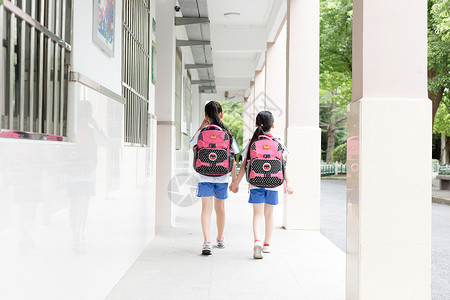 下课回家小学生放学下课一起回家背景