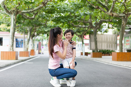 接露水孩子妈妈学校里接孩子放学下课背景