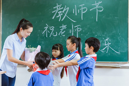 教师节学生给老师献花图片