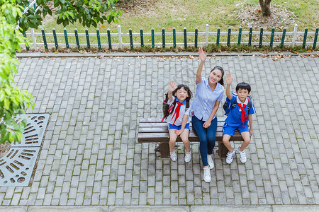 跪着招手的女孩课间老师和学生们招手背景