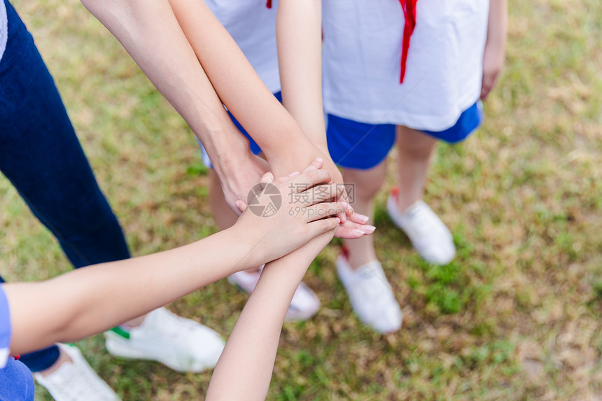 老师与学生们加油搭手手势图片