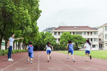 老师看孩子们在操场上奔跑背景图片