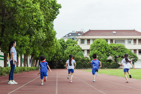 教师节快乐字体设计老师看孩子们在操场上奔跑背景