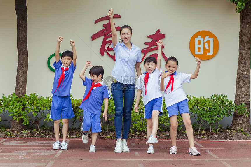 老师与学生们在操场上欢呼图片