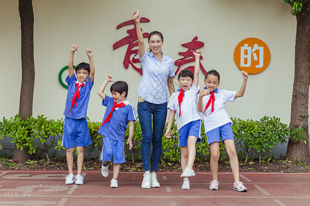 女孩认真站军姿老师与学生们在操场上欢呼背景