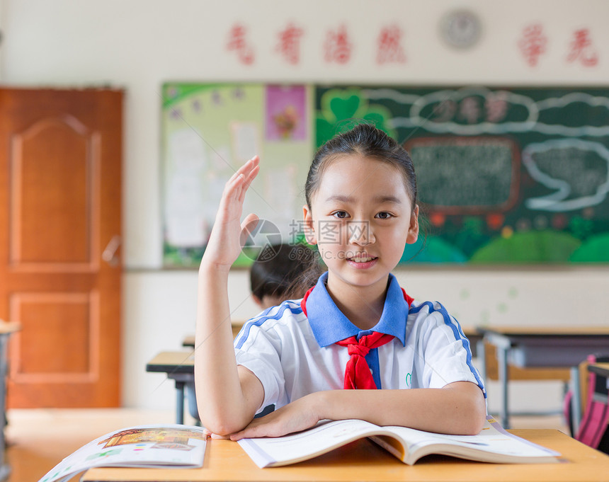 课堂举手发言认真上课的小学生同学图片