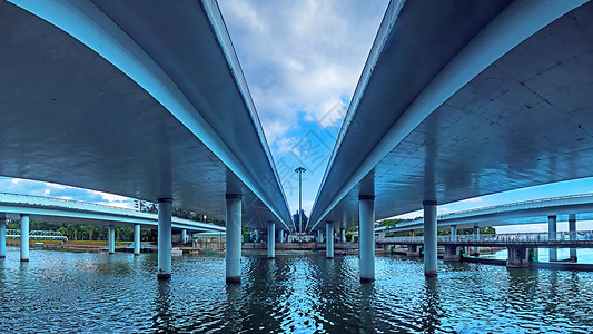 公共用水桥下河水波光粼粼背景