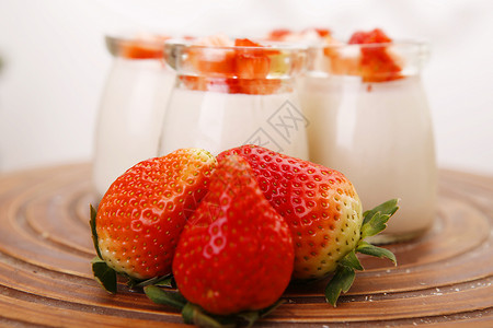 草莓果粒酸奶高清图片