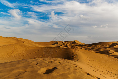 孤独一人落日余晖下的库木塔格沙漠组图背景