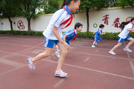 学生操场跑步运动图片
