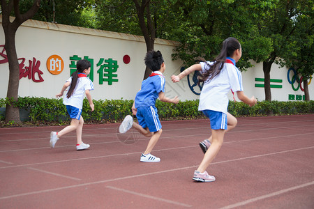 学生操场跑步运动背景图片
