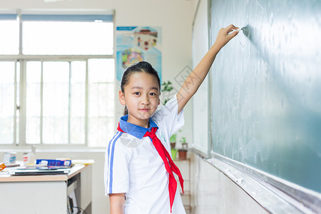 竖大拇指的男孩在黑板上写板书的小学生背景