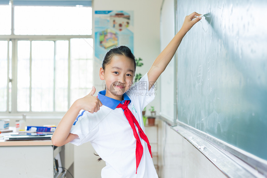 在黑板上写板书的小学生图片