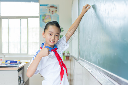 在黑板上写板书的小学生图片