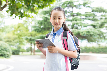 线上课程招生小学生使用平板电脑边走边学背景