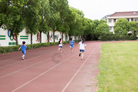 操场上跑步运动的小学生游戏高清图片素材