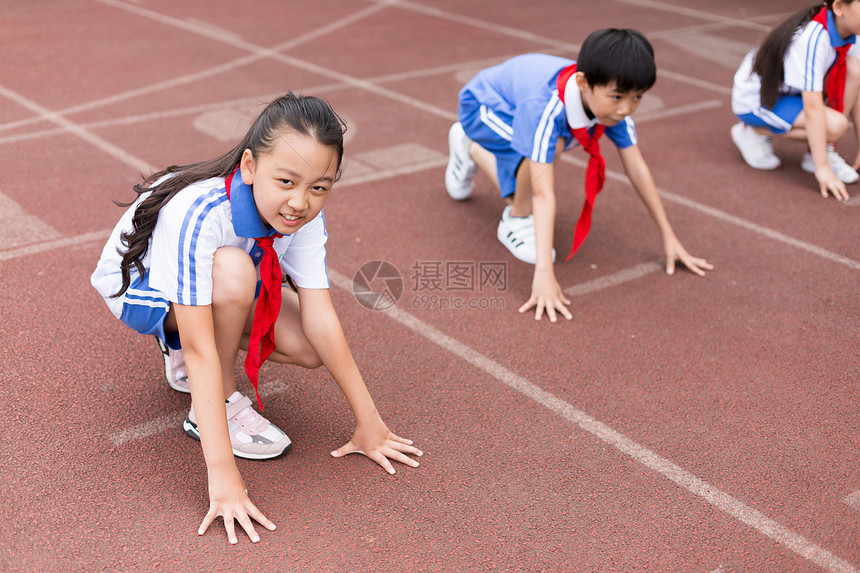 操场上跑步运动的小学生图片