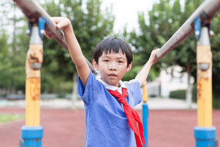 在操场上运动玩耍的小学生男生图片