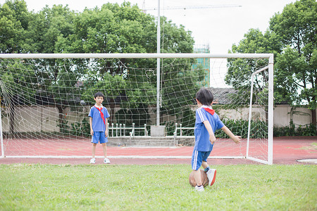 在球场上踢球玩耍的小学生图片