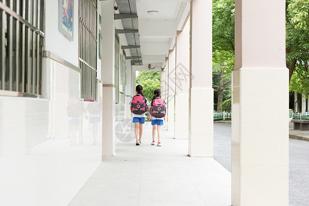 小学生回家一起放学走路回家的同学背景