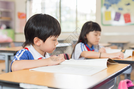 课堂上认真上课的小学生同学背景图片