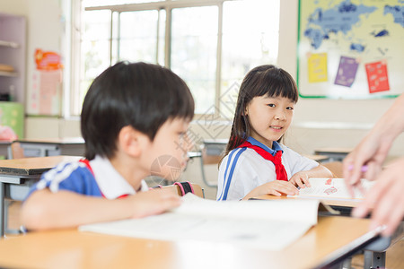 课堂上认真上课的小学生同学高清图片