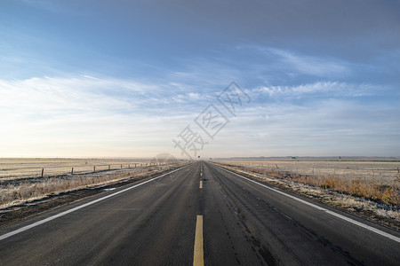 荒漠中公路新疆广阔公路背景