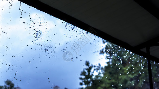 屋檐水滴雨水从房檐落下背景