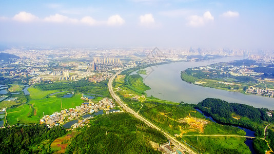 城市道路绿化云朵航拍天际线背景图片