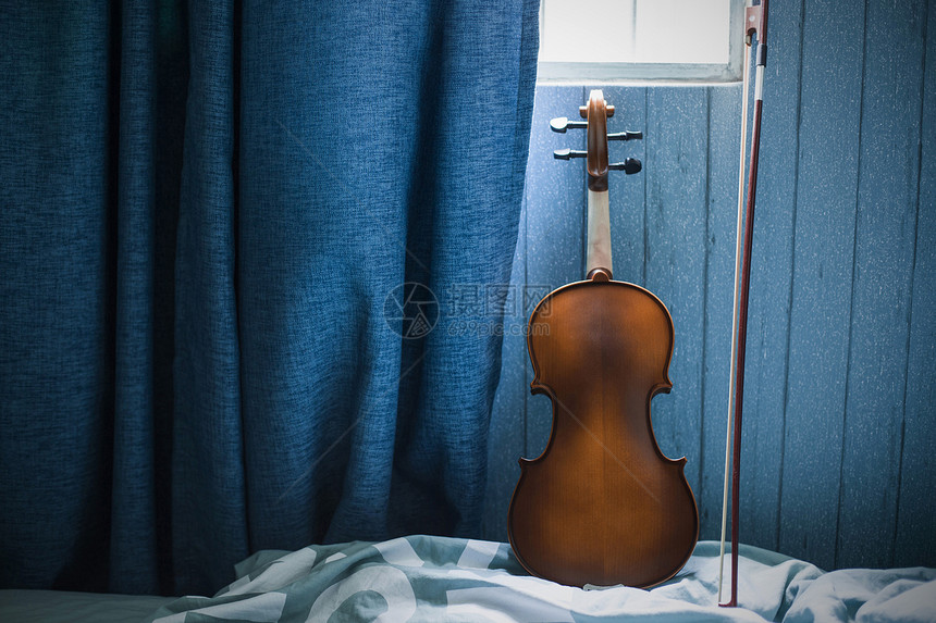 孤寂小提琴图片