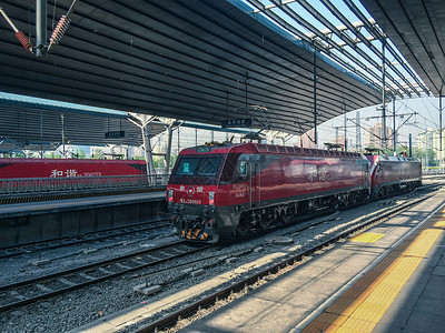 北京西站的和谐号火车头高清图片