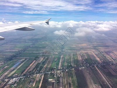 泰国航拍飞机掠过泰国的整齐土地背景