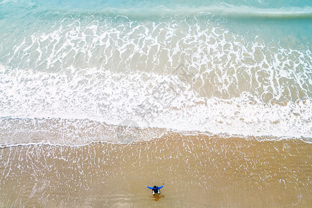 海浪沙滩看蓝色的海高清图片