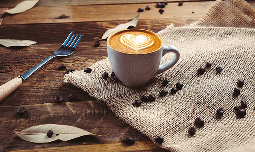 山毛榉木咖啡拉花与咖啡豆背景
