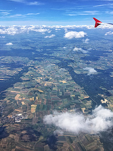 乘坐飞机俯瞰大地背景图片